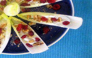 Endivias Con Queso Azul,nueces Y Arándanos
