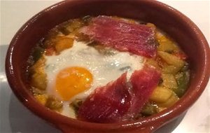 Huevos Cuajados En Pisto Y Jamón
