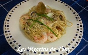 Spaguettis Con Gambas Y Almejas Al Vino Blanco
