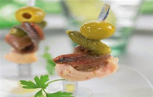 Pincho De Atun, Anchoa, Pepinillo Y Aceituna
