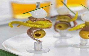 Pincho De Anchoa, Cebolitas Y Aceituna
