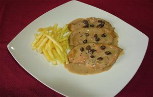 Filetes De Pechugas De Pollo Al Vino De Oporto Con Pasas
