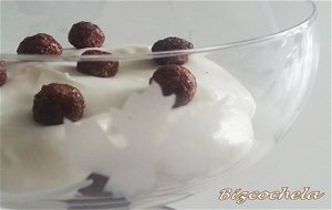 Postre Improvisado De Queso Y Crujiente De Chocolate
