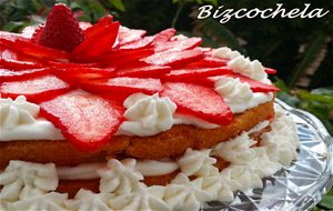 Tarta De Fresas Con Nata 
