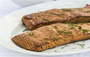 Salm&oacute;n Ahumado Con Salsa De Eneldo