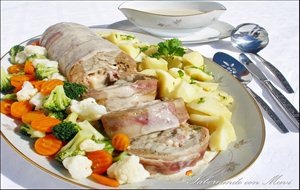 Pan De Carne Al Vapor Con Verduras Y Salsa De Champiñones
