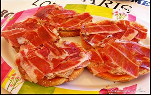 Tostas Con Salmorejo, Solomillo Y Jamón 
