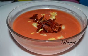 Salmorejo Con Virutas De Jamón Y Huevo