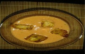 Sopa Fría De Tomate Y Yogurt Con Picatostes De Ajo Y Perejil
