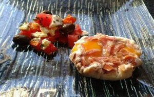 Huevos Film De Jamón Serrano Con Ensalada De Tomate Y Feta
