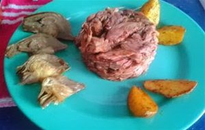 Codillo De Cerdo Con Alcachofas Y Patatas Dos Sabores
