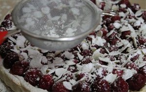 Tarta De Frambuesas Rellena De Crema De Almendra
