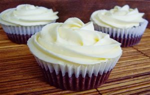 Cupcakes De Chocolate Y Frosting De Queso