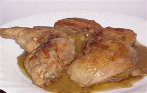 Pollo En Salsa De Pimientos Verdes