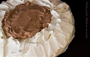 Pavlova Con Crema De Cacao Y Cerezas
