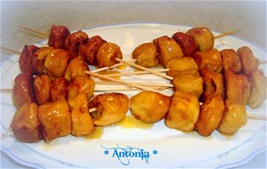 Brochetas De Buñuelos De Plátanos Con Salsa De Miel Y Naranja
