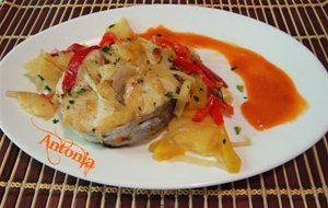 Merluza Al Horno Con Guarnición De Pimientos  Calabaza Y Acompañado De Salsa De Tomate 
