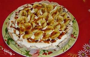 Pavlova  De Plátano Merengue Nata Y Caramelo
