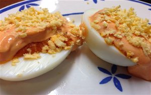 Huevos Rellenos De Atún Con Mayonesa De Piquillo.
