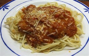 Espaguetis Con Albóndigas En Tomate.
