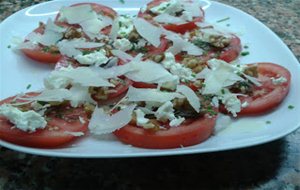 Ensalada De Tomate Con Dos Quesos Y Toque De Miel
