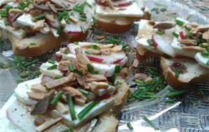 Tostas De Rabanitos Con Vinagreta De Miel 
