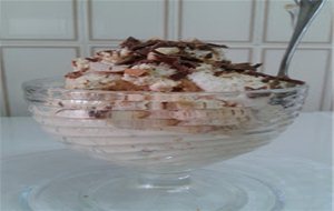 Tarta De Turrón En Copa Con Lascas De Chocolate Y Almendra
