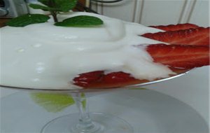 Copa De Fresas Y Naranja Con Pimienta
