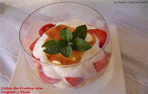 Copa De Frutas Con Yogurt Y Miel
