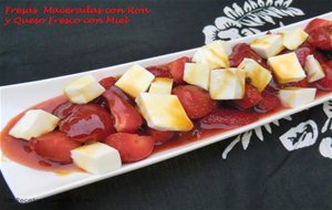 Fresas Maceradas Con Ron Y Queso Fresco Con Miel
