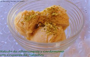 Helado De Albaricoques Y Cardamomo Con Crujiente De Pistachos
