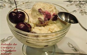 Helado De Cerezas Y Chocolate Blanco
