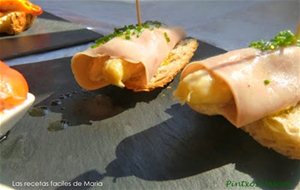 Pintxos Vascos (bacalao Con Tomate Y Pimientos, Saquitos De Salmón Y Rollitos De Jamón Y Esparragos
