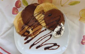 Tortitas Bicolor Con Chocolate Y Nata
