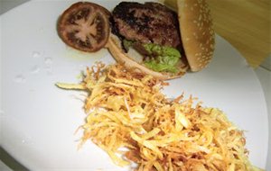 Hamburguesa Francesa Con Patatas Paja
