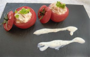 Tomates Rellenos Con Salsa De Yogourt
