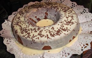 Bundt Cake De Chocolate Con Salsa De Chocolate Blanco
