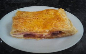 Hojaldre De Dátiles Con Jamón De York, Bacon Y Queso.