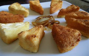 Queso Camember Frito Con Cebolla Caramelizada.