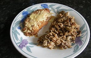 Libritos De Pollo Rellenos De Queso Y Arroz Tricolor Con Setas Y Salsa De Soja.