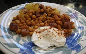 Garbanzos Fritos Con Huevos Escalfados.