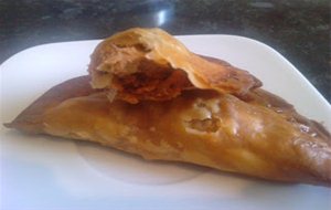 Empanadillas De Atún En Salsa De Tomate Calvo Con Toque De Albahaca Y Orégano.