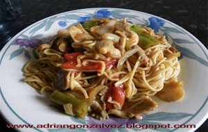 Fideos Chinos Con Gambas, Setas Y Salsa De Ostras.