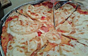 Pizza De Ananá Y Panceta A La Piedra

