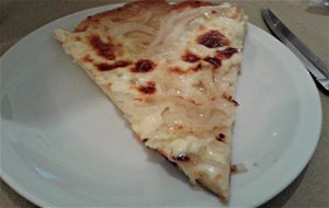 Pizza De Cebolla Caramelizada Con  4 Quesos A La Piedra
