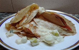 Crepes De Ricota Y Jamón Y/o De Jamón Y Queso Con Salsa De Puerros
