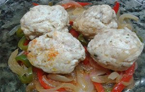 Albóndigas De Pollo En Colchón De Vegetales
