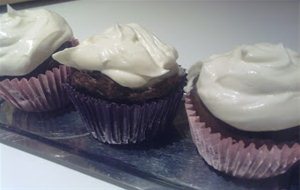 Madalenas De Chocolate Con Frosting De Queso
