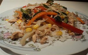 Wok De Pollo Y Vegetales Con Colchón De Arroz Pilaf
