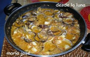 Cazuelita De Almejas Y Sipia En Salsa De Avellanas Picante
